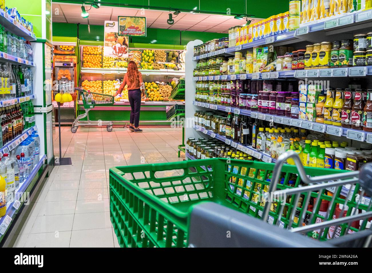 Einkaufswagen und Regale mit Produkten, in einem Supermarkt auf den Kanarischen Inseln ​ Stockfoto