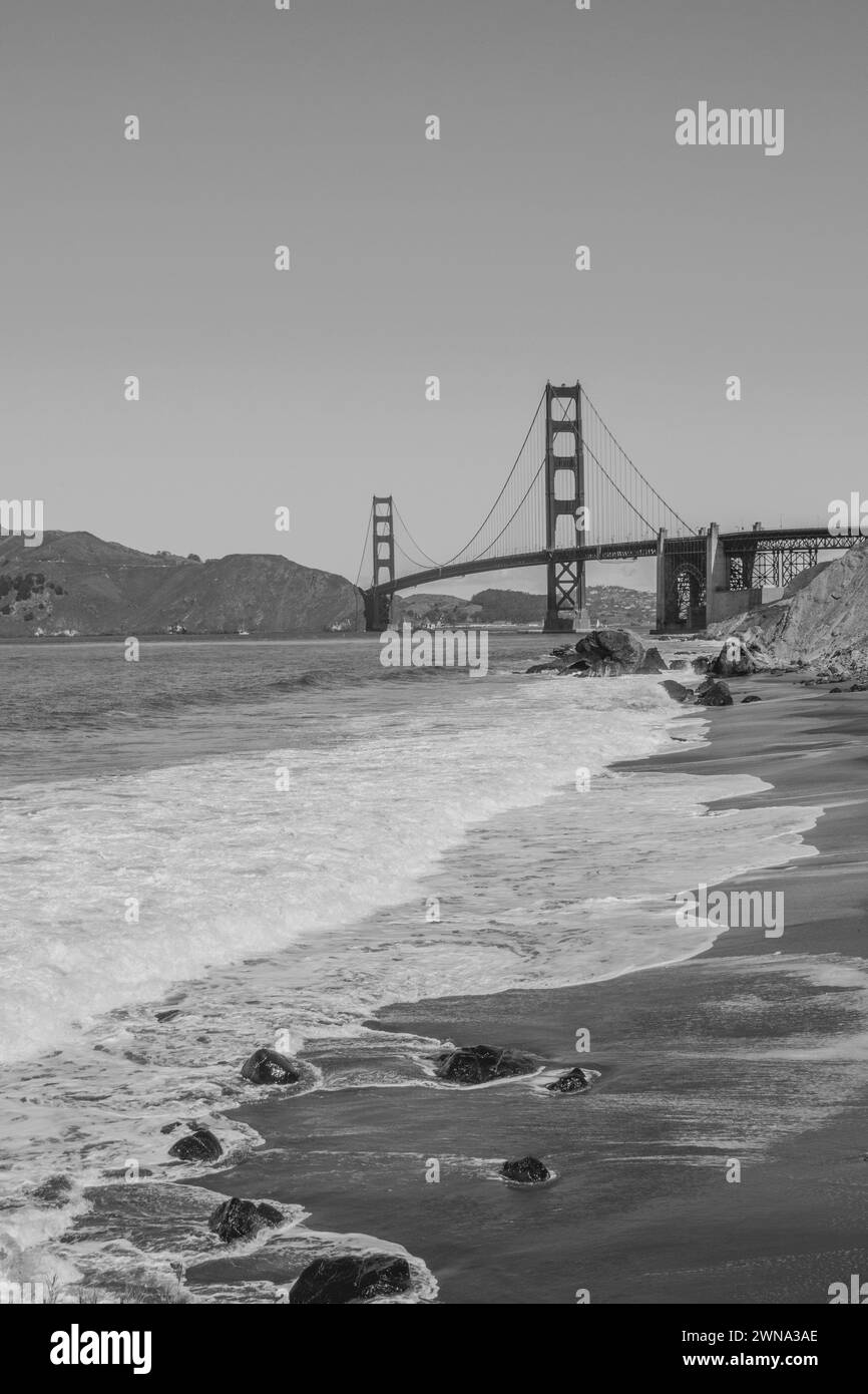 Sandstrand unter der Golden Gate Bridge Stockfoto