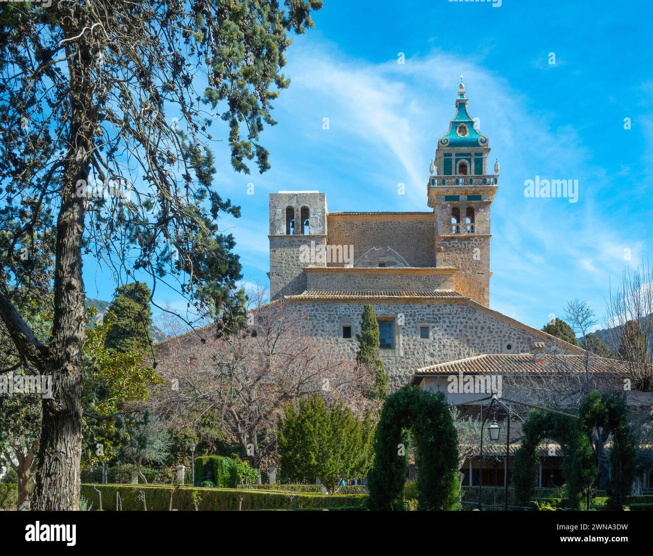 Valldemossa, Balearen, Spanien, Landschaft mit Museu Cartoixa de Valldemossa (Valldemossa Charterhouse), nur Editorial. Stockfoto