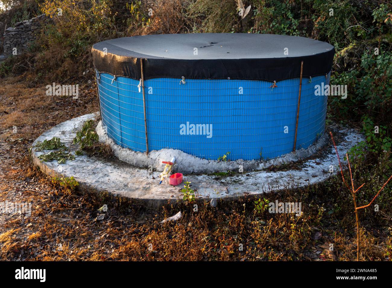 Nachhaltige Landwirtschaft: Regenwassertank in Uttarakhand Foothills, Indien Stockfoto