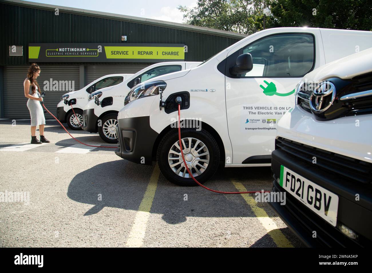 16/07/21 Georgia Campbell, 21, lädt einen Toyota Proace Electric im Nottingham City CouncilÕs für Elektrizität, Reparatur und Aufladung auf. Nottingh Stockfoto