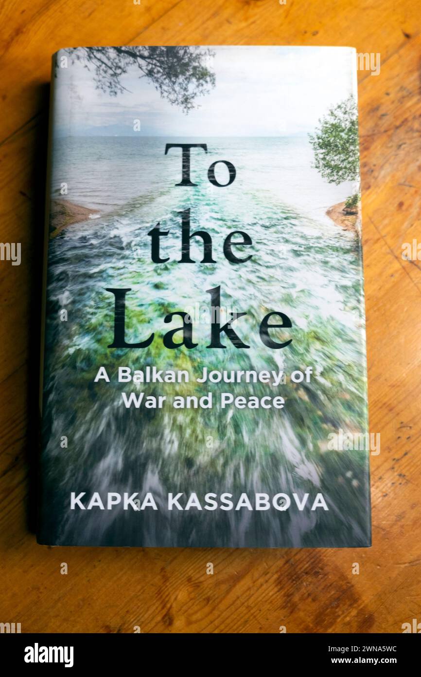 Kapka Kassabova bulgarischer Schriftsteller Autor Buch Cover 'to the Lake A Balkan Journey of war and Peace' Seen Ohrid und Prespa Bücher Stockfoto
