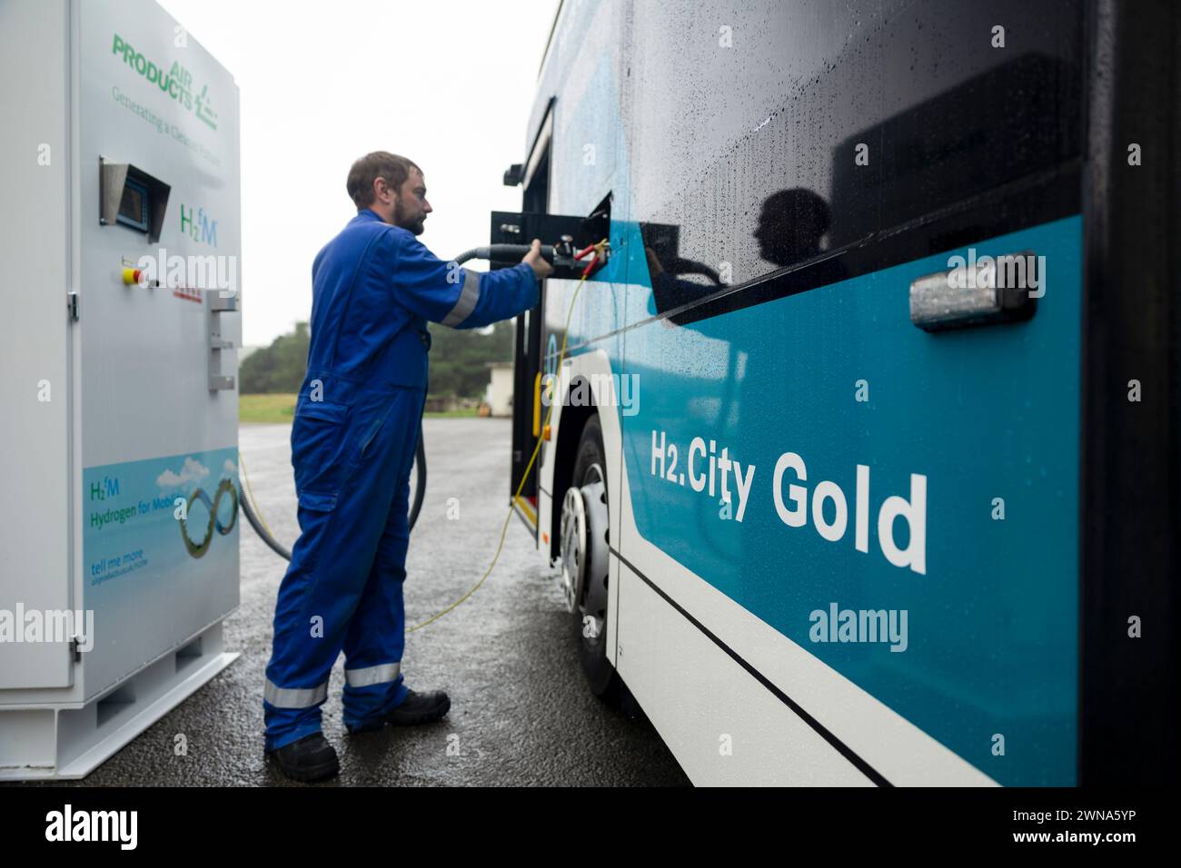 06/09/22 Kommission MccLi0000634 beauftragt der Wasserstoffbus wird aus einem provisorischen Wasserstofftanker aufgefüllt, der genug Kraftstoff für den zweiwöchigen Pro enthält Stockfoto