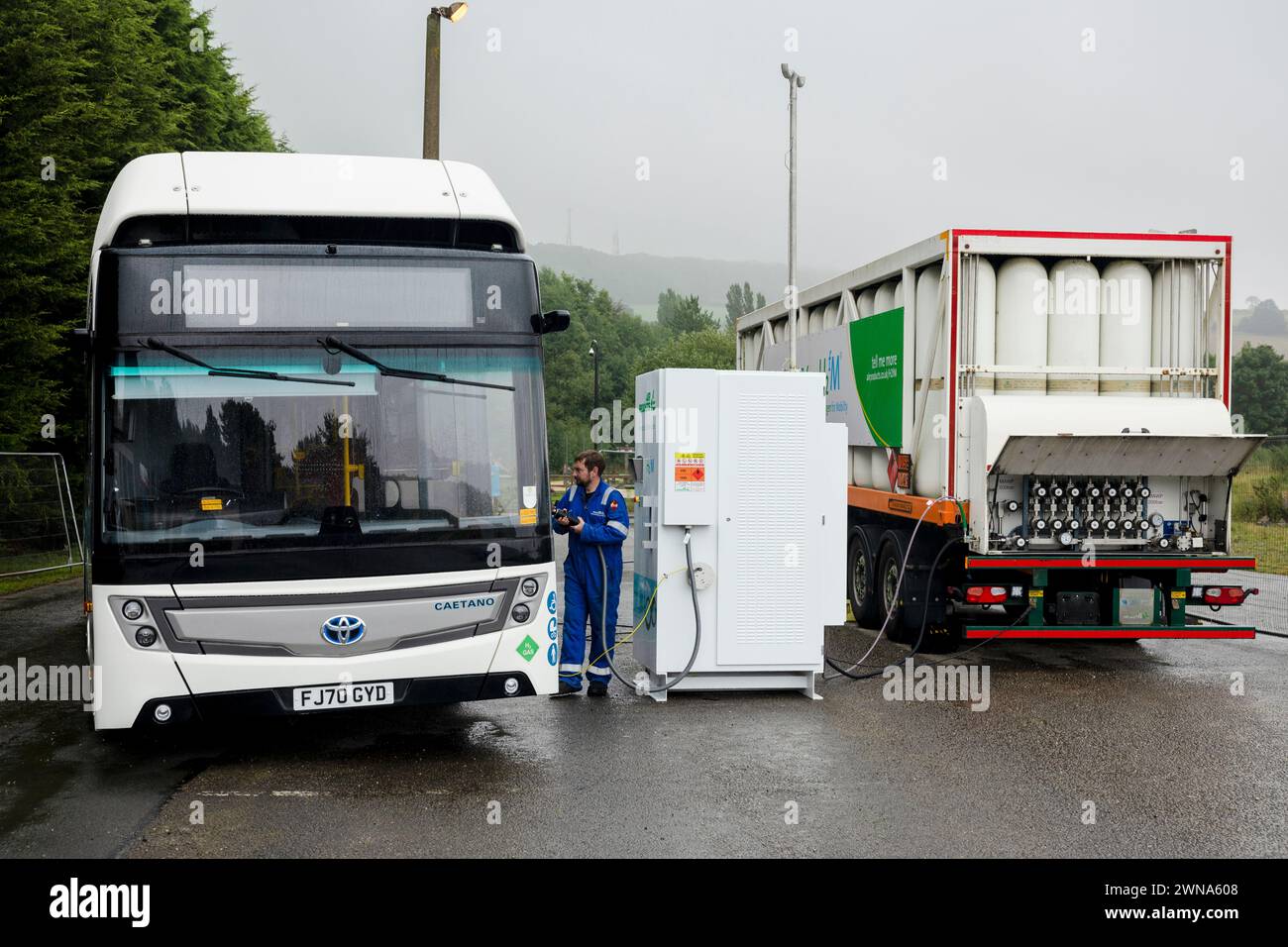06/09/22 Kommission MccLi0000634 beauftragt der Wasserstoffbus wird aus einem provisorischen Wasserstofftanker aufgefüllt, der genug Kraftstoff für den zweiwöchigen Pro enthält Stockfoto