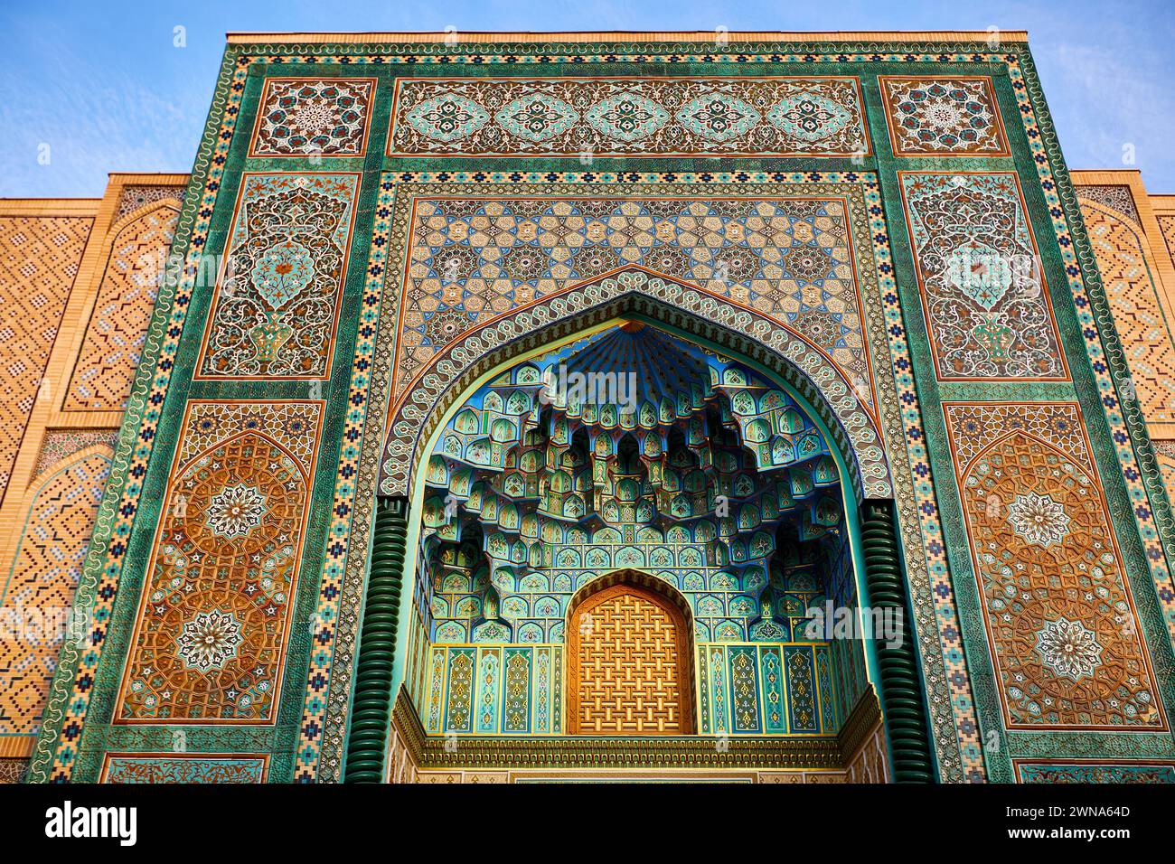 Fassade mit Mosaik und Bogentor der Moschee in Samarkand Ewiger Stadt Boqiy Shahar Registan Komplex in Usbekistan. Stockfoto
