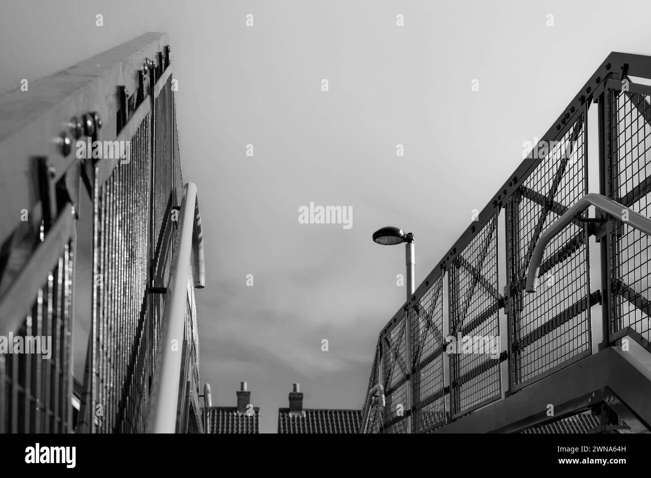 Neue (teilweise restaurierte) Fußgängerbrücke in traditionellem Rot an einem hellen Tag unter blauem Himmel am alten und historischen Bahnhof Beverley, Großbritannien. Stockfoto