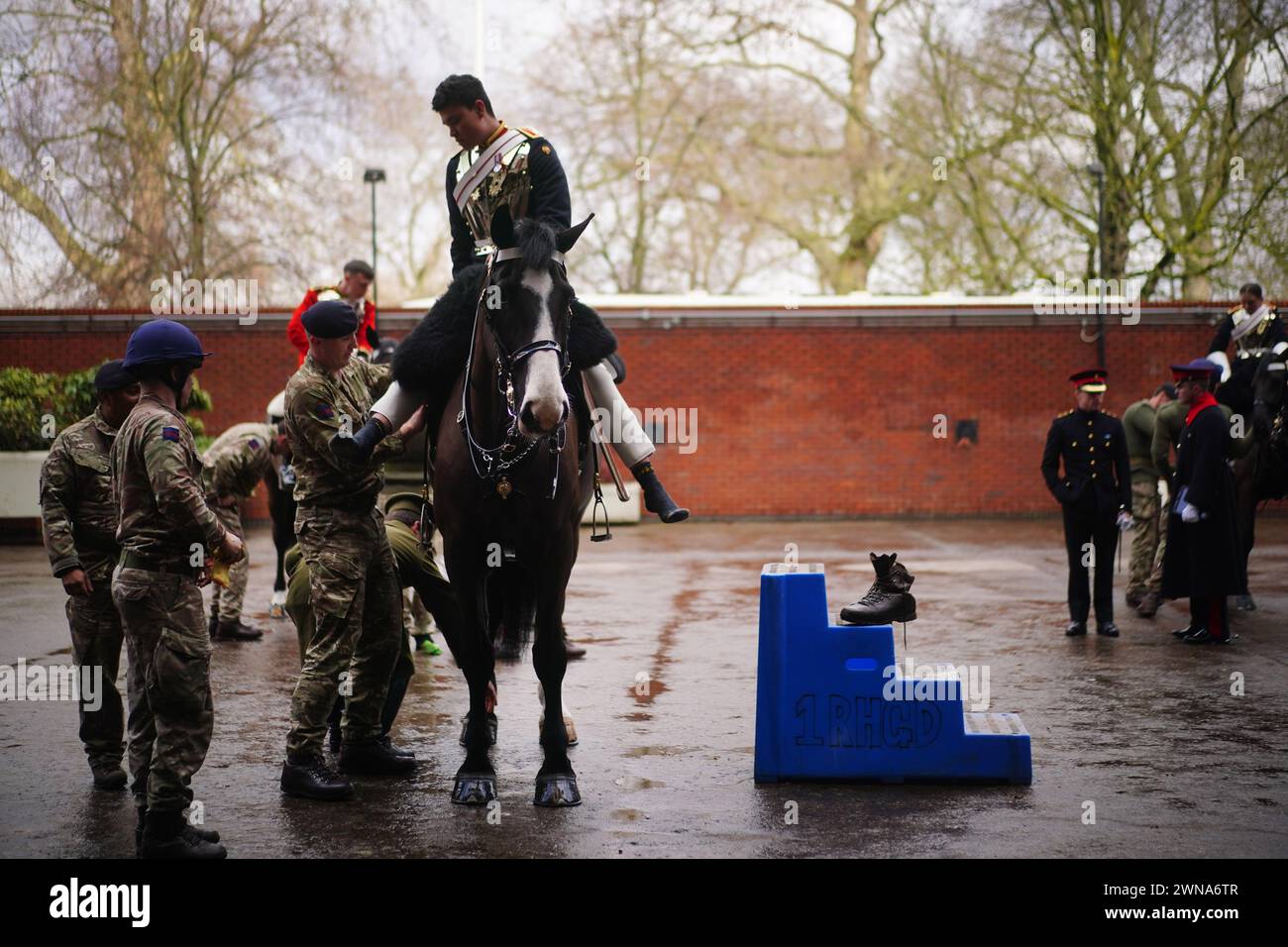 Ein Mitglied der Blues and Royals, Teil der Household Cavalry, nach der Beurteilung des Princess Elizabeth Cup, der jährlichen Pokalsiege für die besten Truppe, in den Hyde Park Barracks in London. Im Mai treffen die Gewinner auf König Karl III. Bei der Royal Windsor Horse Show, bei der der Gesamtsieger den Pokal erhält. Bilddatum: Freitag, 1. März 2024. Stockfoto