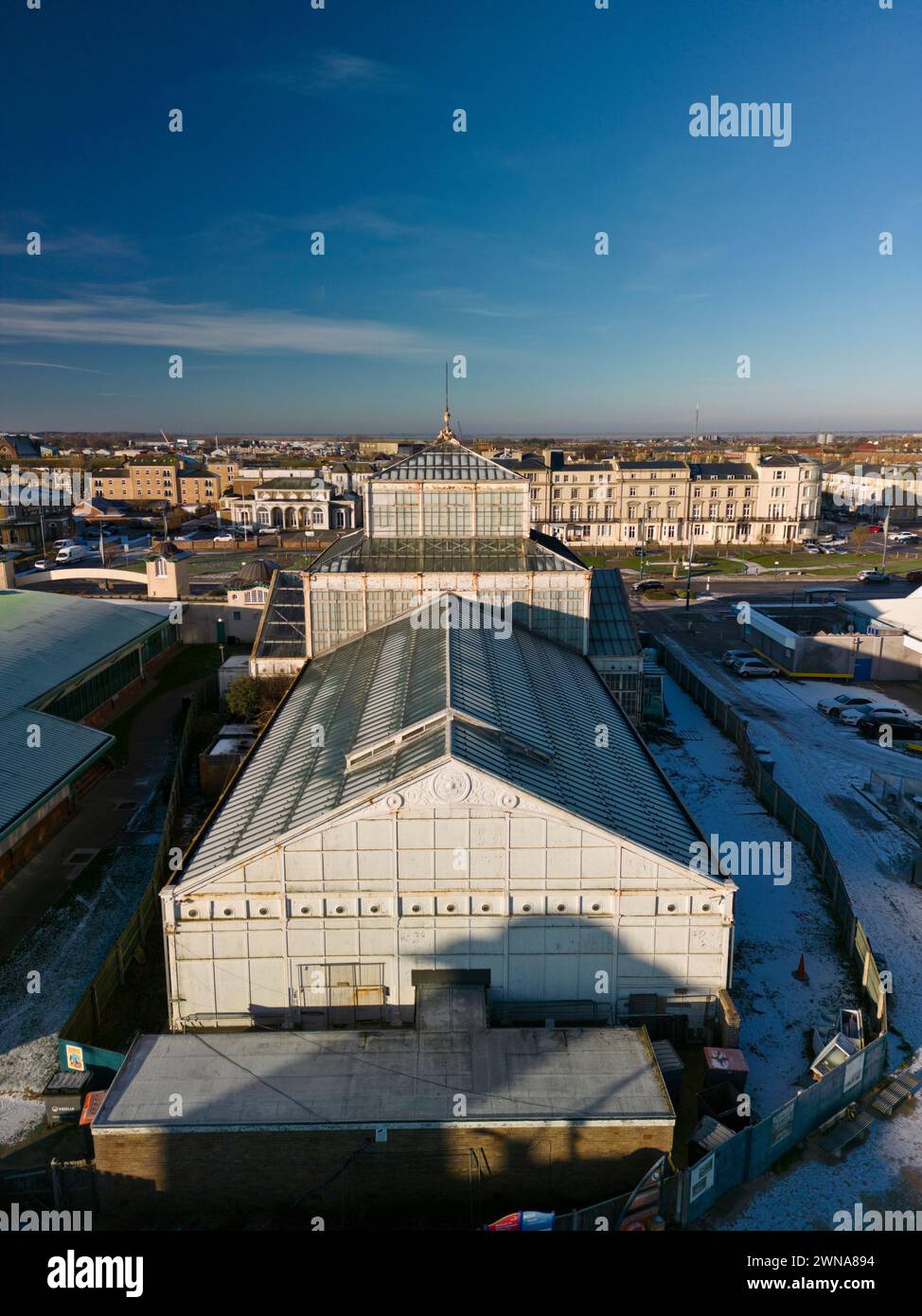 Rückansicht des Glashauses der Winter Gardens an der Great Yarmouth Promenade, kürzlich mit der National Lottery Heritage-Finanzierung für Restaurierungsarbeiten ausgezeichnet. Stockfoto