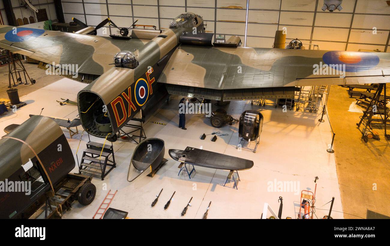 Das echte Airfix-Modell – der Lancaster-Bomber „Just Jane“ wird im Lincolnshire Aviation Heritage Museum East kirkby zerlegt Stockfoto