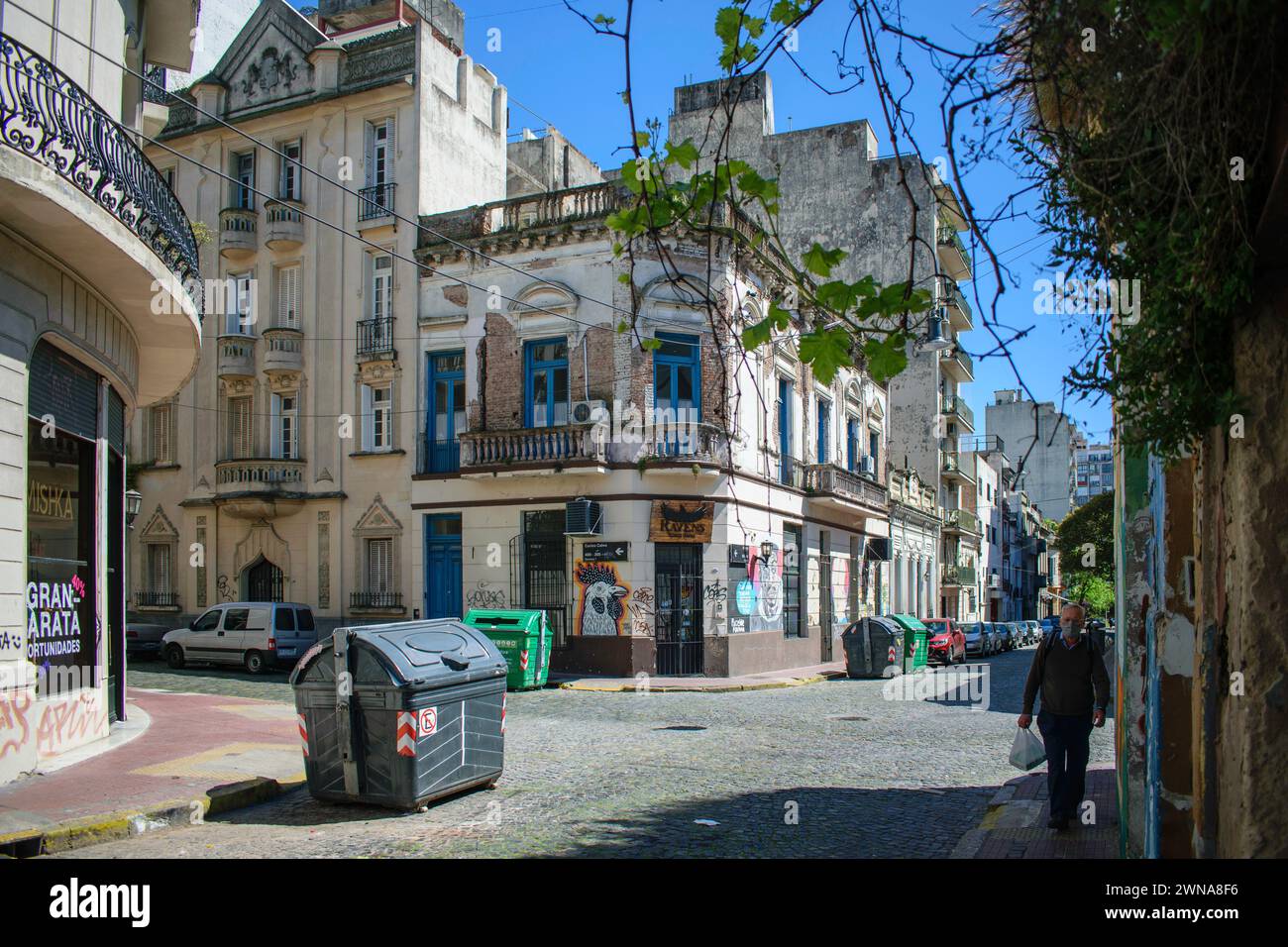 San Telmo ist ein historisches Viertel in Buenos Aires, Argentinien. Es ist bekannt für seine kopfsteingepflasterten Straßen und die Kolonialarchitektur. Stockfoto