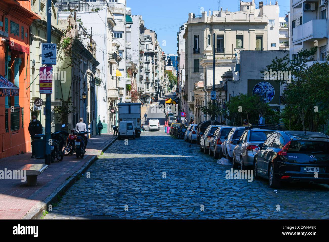 San Telmo ist ein historisches Viertel in Buenos Aires, Argentinien. Es ist bekannt für seine kopfsteingepflasterten Straßen und die Kolonialarchitektur. Stockfoto