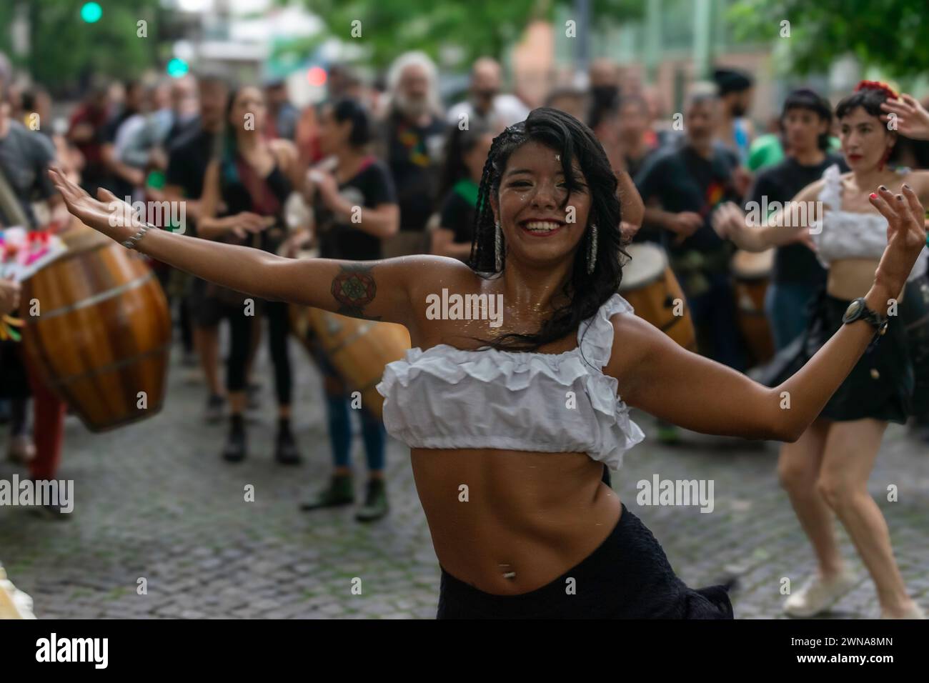 San Telmo ist ein historisches Viertel in Buenos Aires, Argentinien. Es ist bekannt für seine kopfsteingepflasterten Straßen und die Kolonialarchitektur. Stockfoto