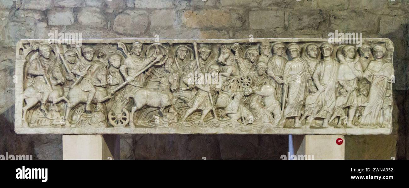 Römischer Marmorfries eines militärischen Triumphes, Archäologisches Museum, Split, Kroatien. Ungekürzte Version 2WNABND Stockfoto