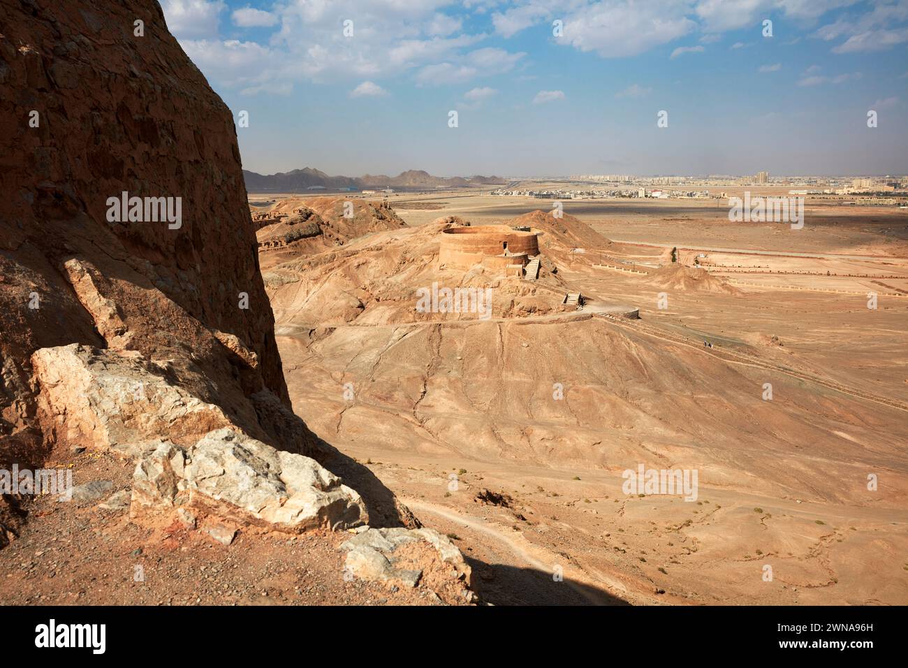Erhöhter Blick auf die Zoroastrian Towers of Silence in Yazd, Iran. Stockfoto
