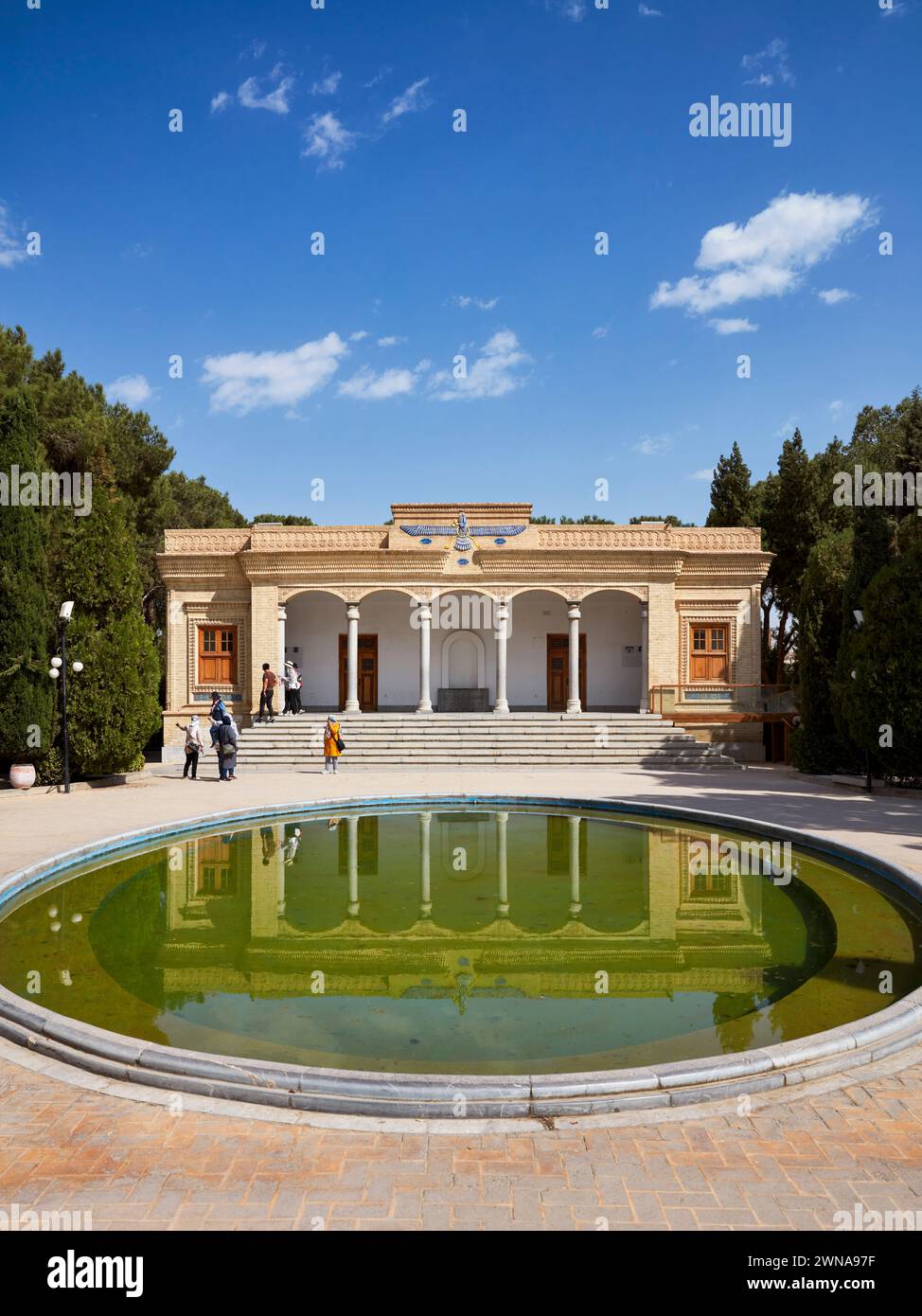 Fassade des zoroastrischen Feuertempels in Yazd, der das heilige Atash Bahram („siegreiches Feuer“) aus dem Jahr 470 n. Chr. beherbergt. Yazd, Iran. Stockfoto