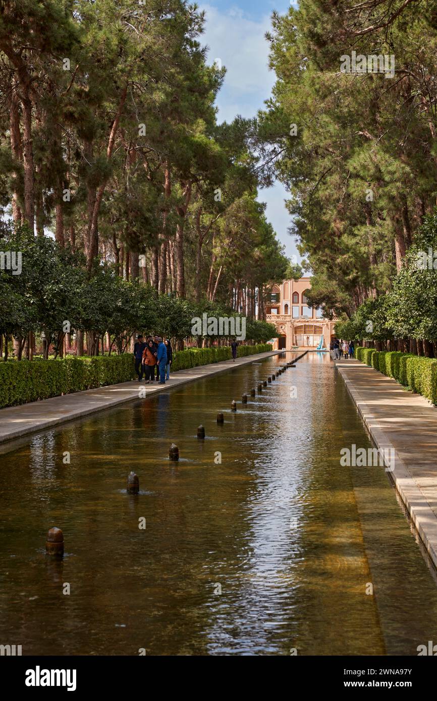 Wasserpool gesäumt von alten Zypressen im Dowlatabad-Garten, persischer Garten aus dem 18. Jahrhundert und UNESCO-Weltkulturerbe in Yazd, Iran. Stockfoto Wasserpool gesäumt von alten Zypressen im Dowlatabad-Garten, persischer Garten aus dem 18. Jahrhundert und UNESCO-Weltkulturerbe in Yazd, Iran. Stockfoto