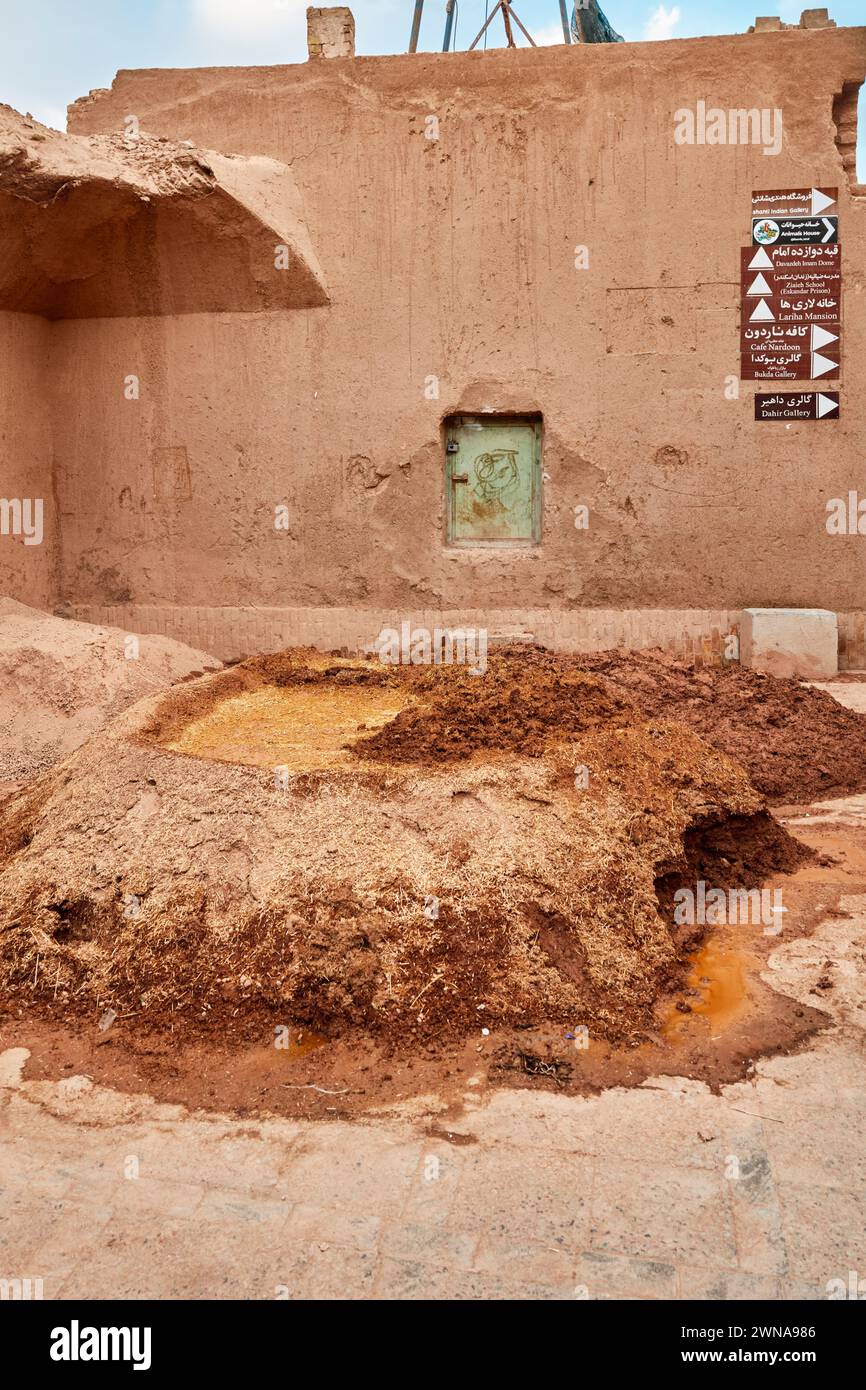 Eine Mischung aus roher lehmziegel (eine Mischung aus Erde, die mit Wasser, Stroh und Mist gemischt wird), die zum Verputzen von Wänden in der historischen Altstadt von Yazd, Iran, hergestellt wurde. Stockfoto