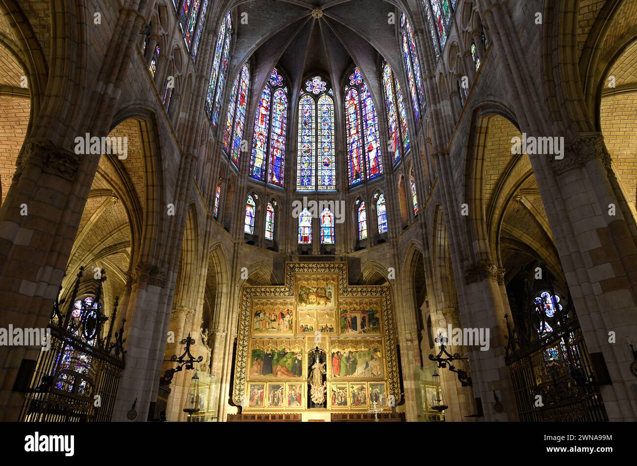 Kathedrale Santa Maria de la Regla (gotisch 13.-14. Jahrhundert). Hauptaltar, Altar und Buntglas. Leon City, Castilla y Leon, Spanien. Stockfoto