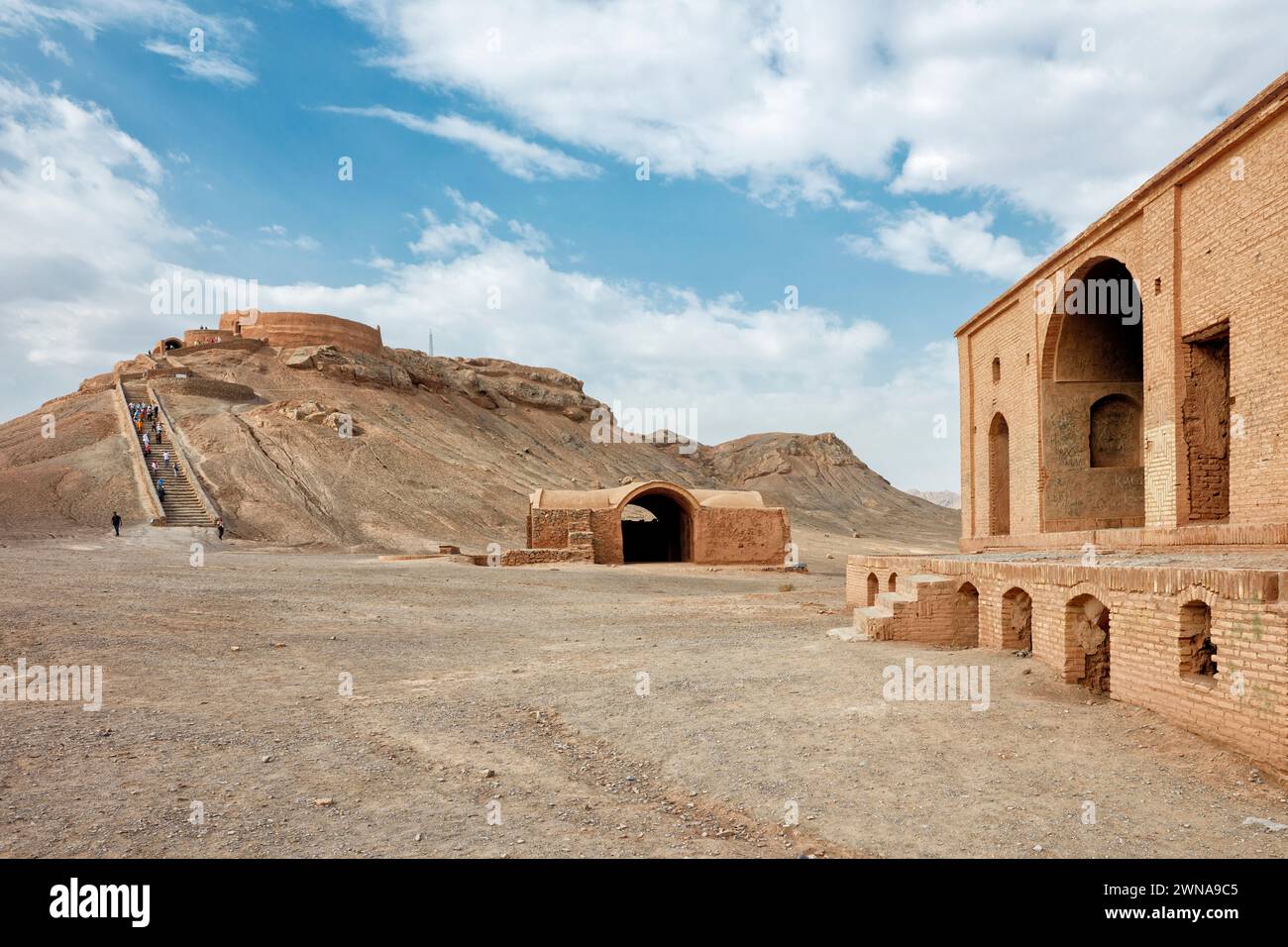 Blick auf den Turm der Stille und das alte Khayleh (Kheyla), Gebäude für die Angehörigen der Verstorbenen, um während der zoroastrischen Begräbniszeremonie auszuruhen. Yazd, Iran. Stockfoto