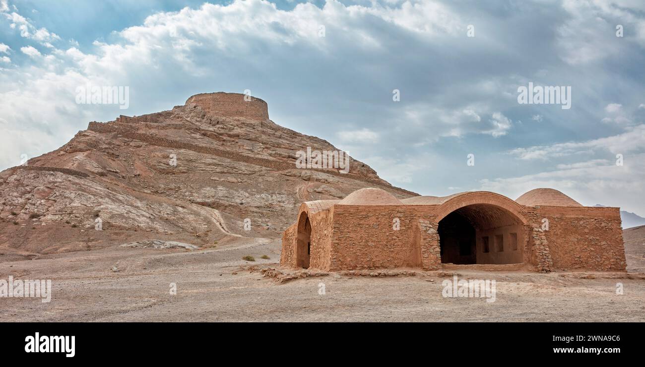 Blick auf den Turm der Stille und das alte Khayleh (Kheyla), Gebäude für die Angehörigen der Verstorbenen, um während der zoroastrischen Begräbniszeremonie auszuruhen. Yazd, Iran. Stockfoto