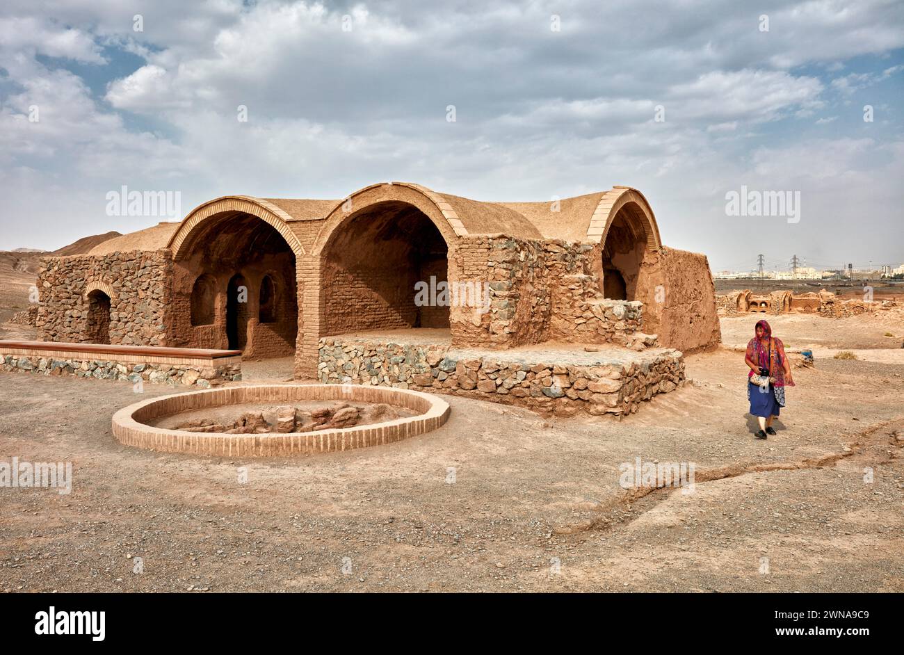 Ruinen des alten Khayleh (Kheyla), Gebäude für Verwandte von Verstorbenen, die während der zoroastrischen Begräbniszeremonie in den Türmen der Stille ruhen. Yazd, Iran. Stockfoto