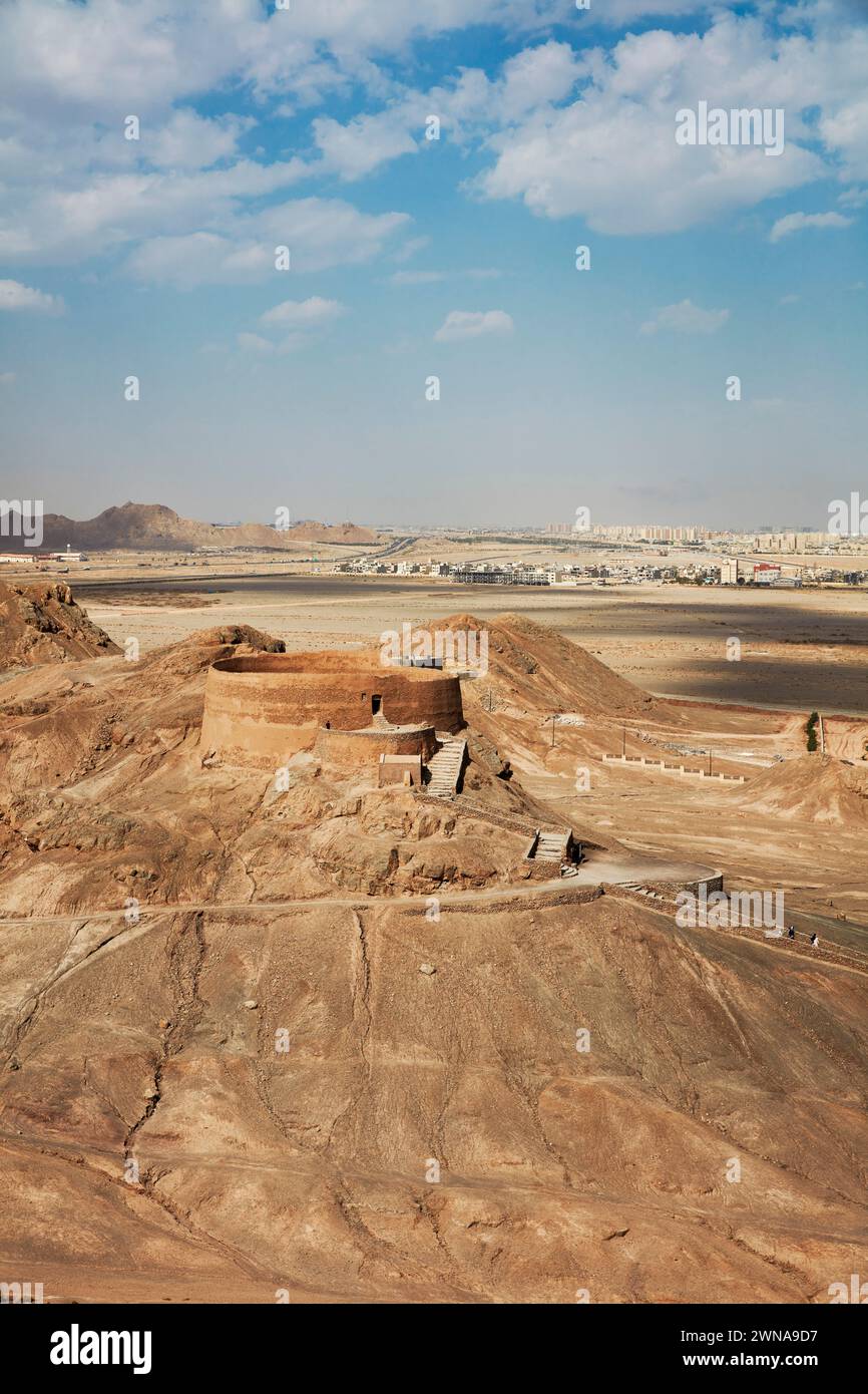 Erhöhter Blick auf die Zoroastrian Towers of Silence in Yazd, Iran. Stockfoto