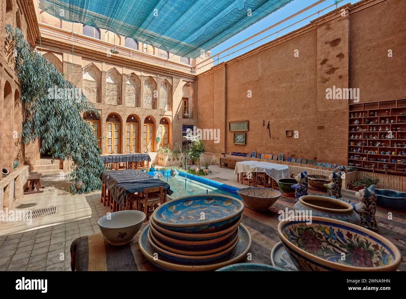 Blick auf den Innenhof des Rafiäers Old House, ein 250 Jahre altes Gebäude im Viertel Fahadan, das heute die Yazd Tourist Library beherbergt. Yazd, Iran. Stockfoto