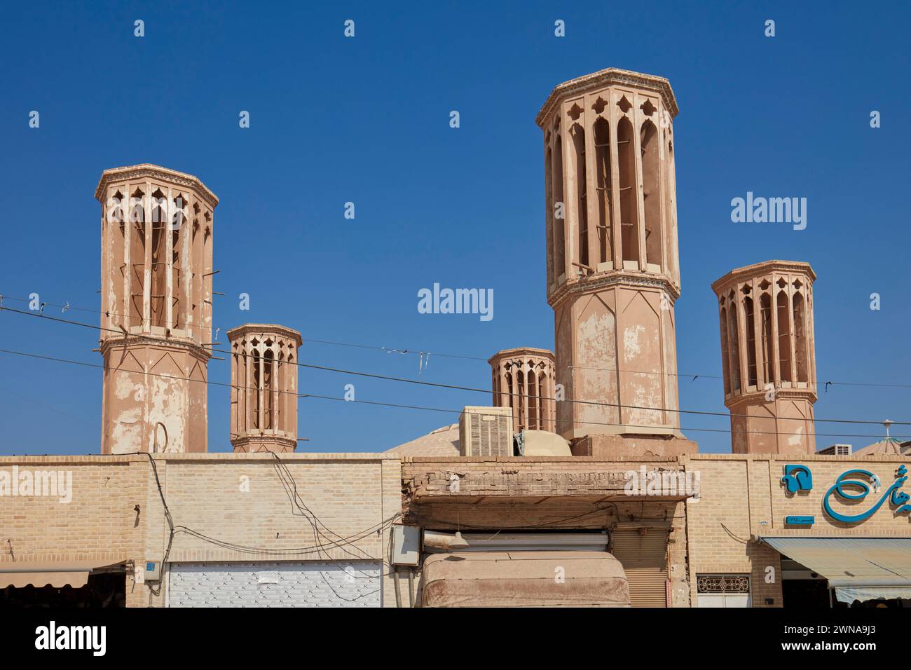 Die Windfänger - traditionelle Türme für Querbelüftung und passive Kühlung von Gebäuden. Yazd, Iran. Stockfoto