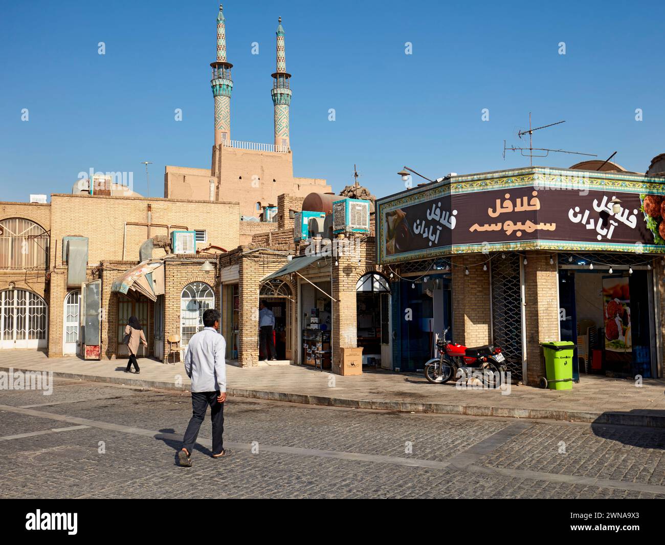 Ein Mann überquert die Straße in der historischen Stadt Yazd, Iran. Stockfoto