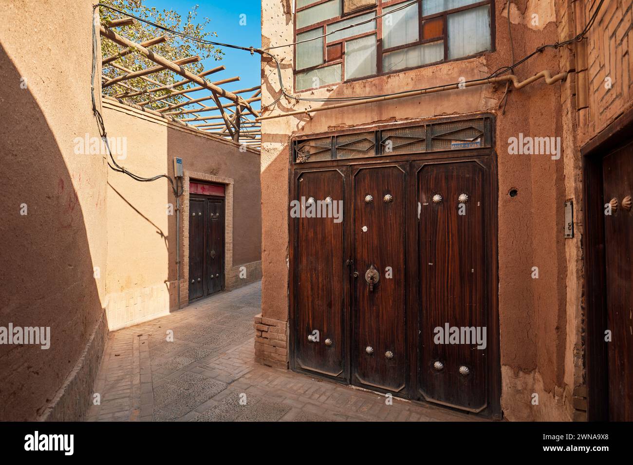 Eingangstür eines traditionellen iranischen Hauses in einer engen Straße in der Altstadt von Yazd, Iran. Stockfoto