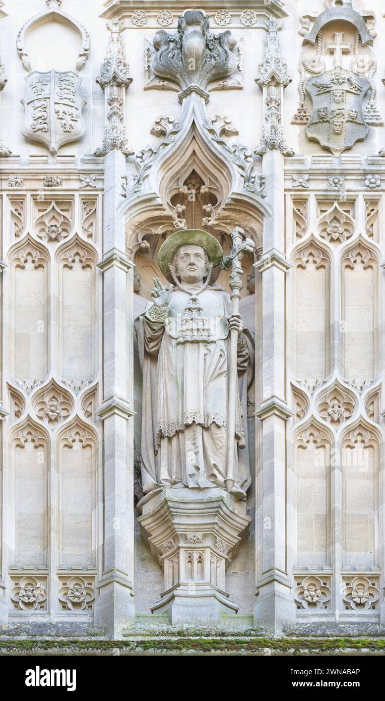 Statue von Kardinal Wolsely, Gründer, an einer Wand des Tom Court oder Great Quadrangle am Christ Church College, University of Oxford, England. Stockfoto