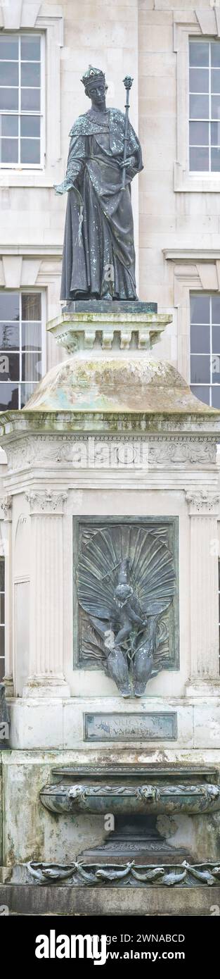 Statue des englischen Königs Heinrich VI. Im vorderen Hof in der King's College Chapel, Cambridge University, England. Stockfoto