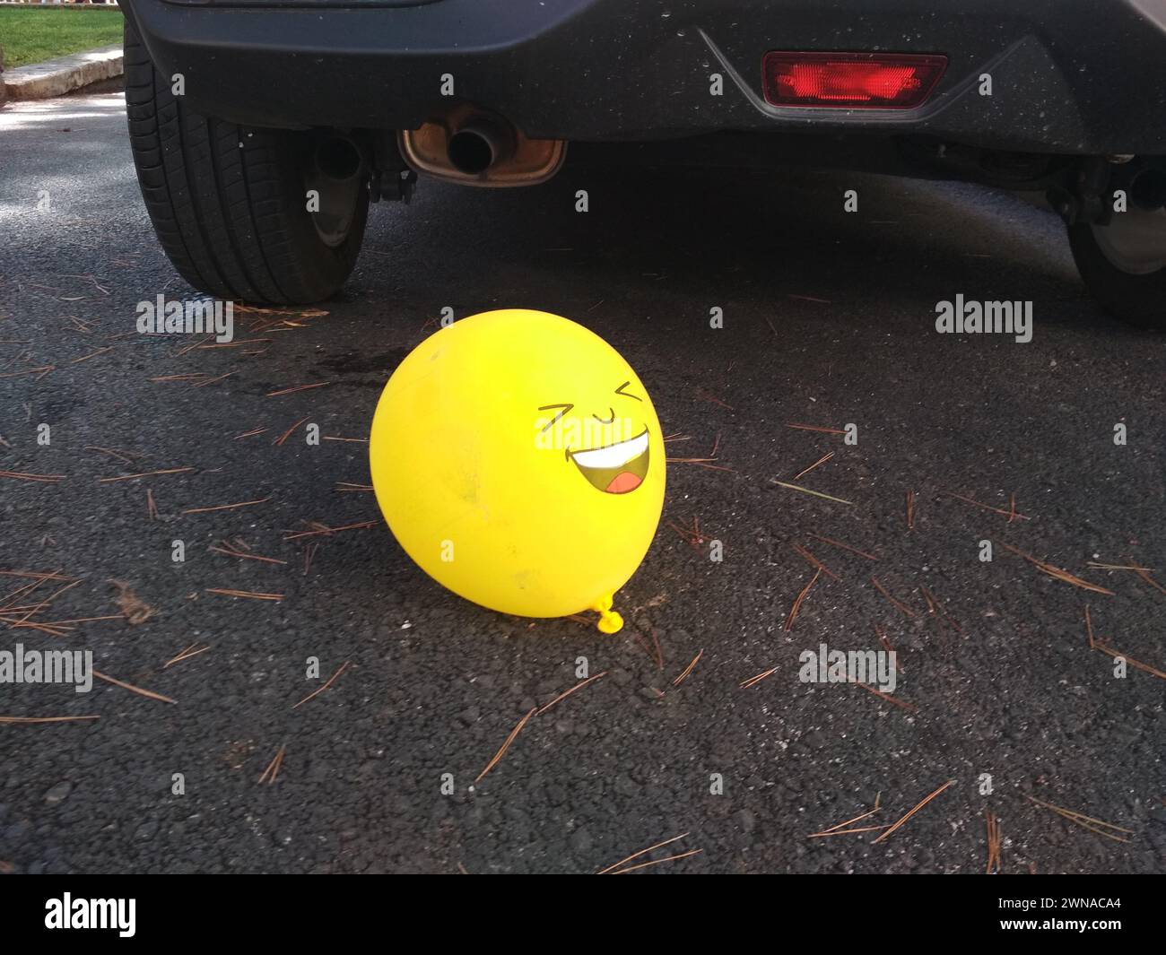 Luftballon unter einem Auto Stockfoto