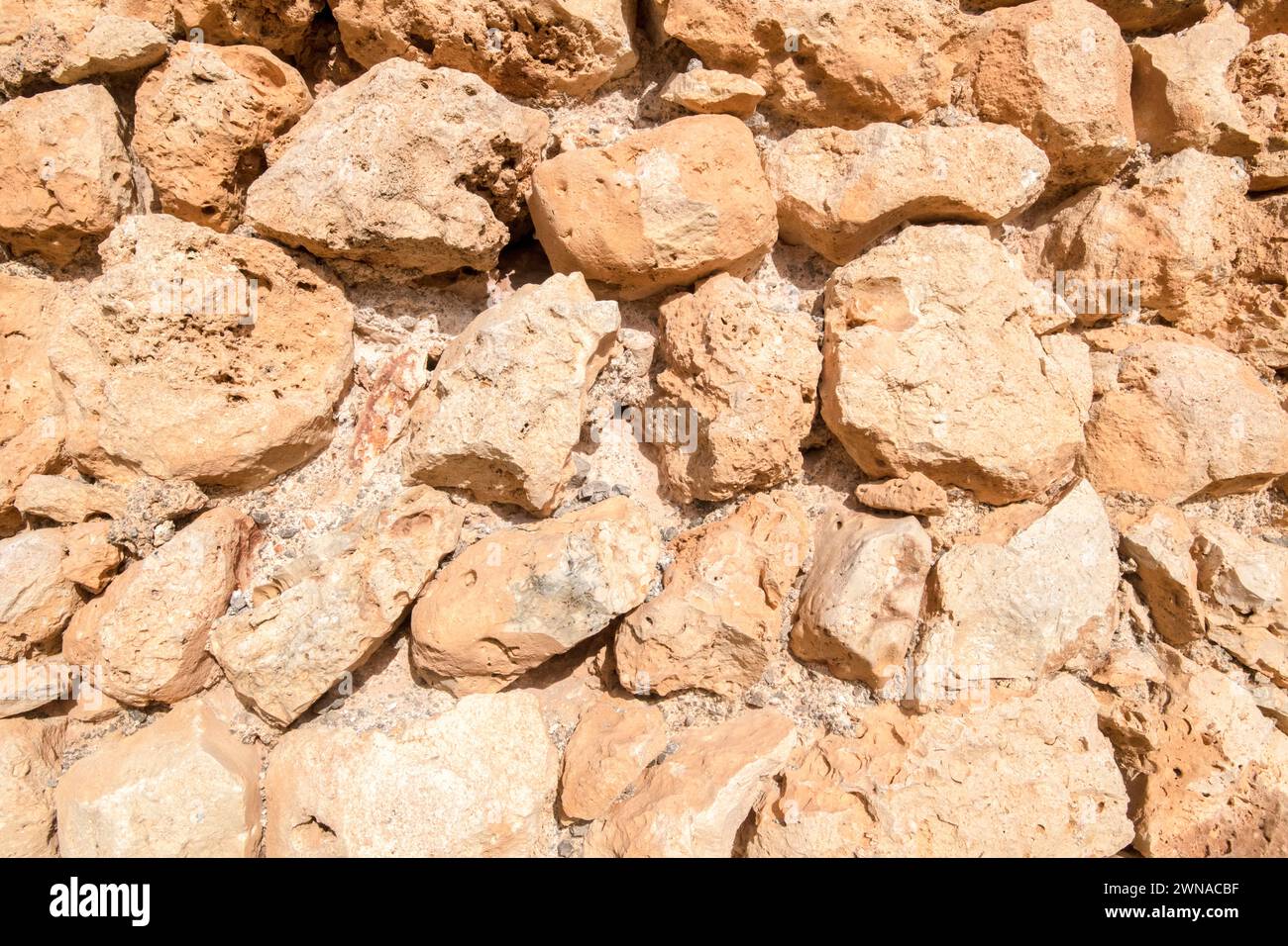 Detail der Mauer des Wachturms „Torre dels Falcons“ Stockfoto