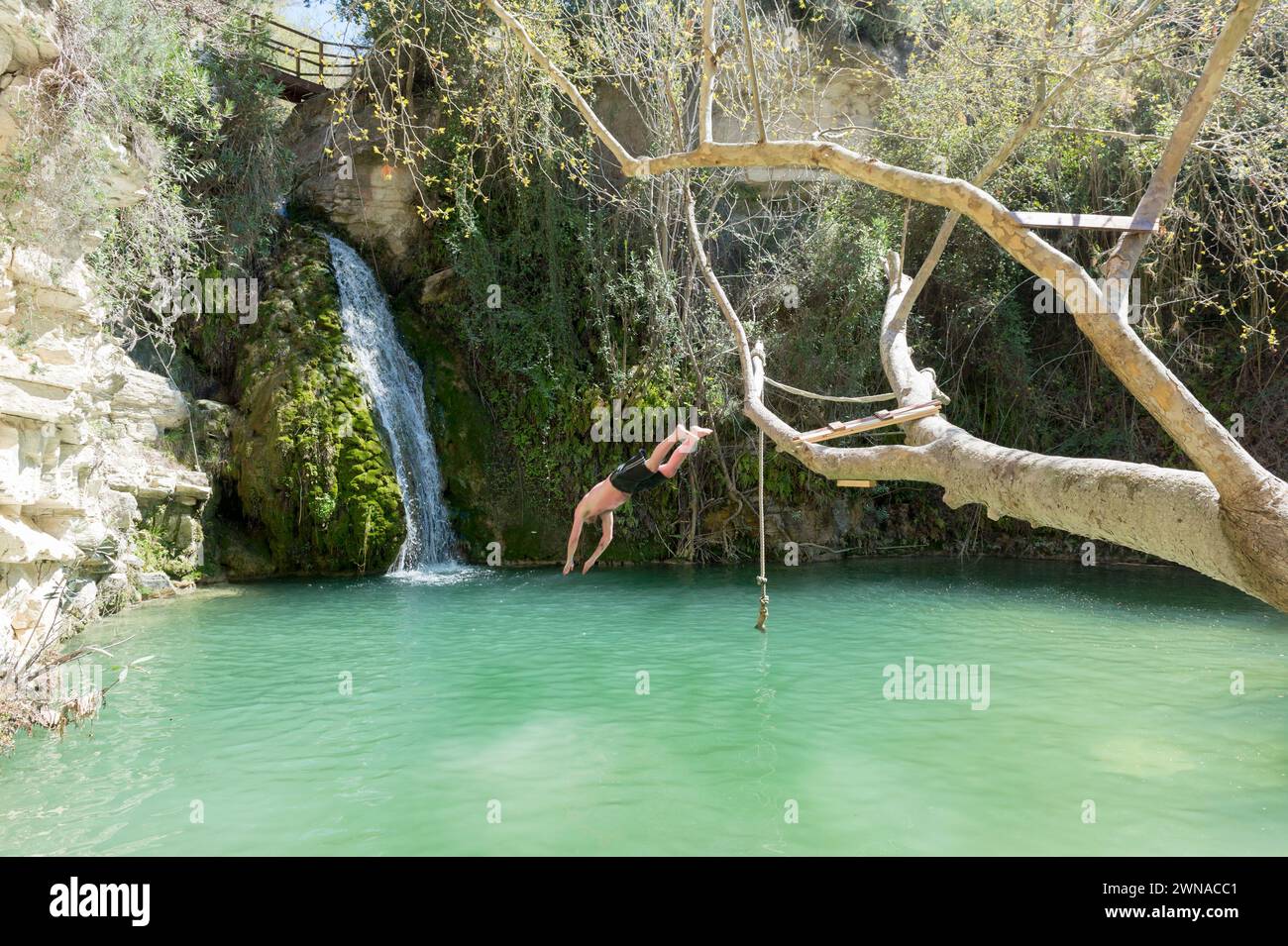 Baden am Adonis Wasserfall in der Nähe des Dorfes Akoursos auf Zypern. Stockfoto