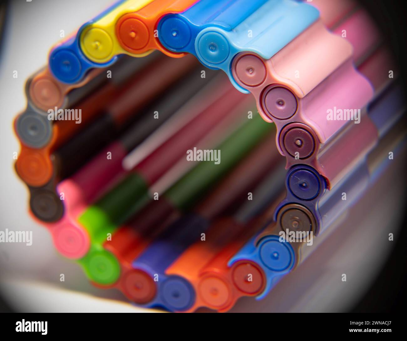 Denken Sie an die vorherrschenden Farben in dem Raum, in dem Sie Ihre Stifthalter präsentieren, und versuchen Sie, sie auf eine oder zwei vorherrschende Farben zu beschränken. Stockfoto