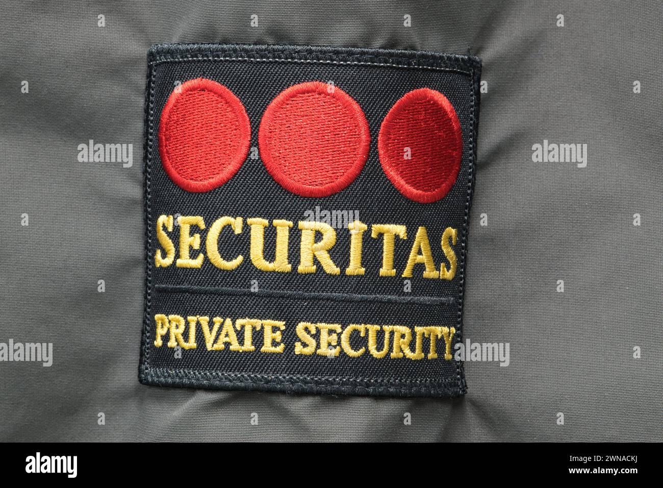 Houston, Texas USA 12-27-2023: Logo des Securitas Security Services auf einem Jackenärmel isoliert. 1934 in Schweden gegründetes globales Sicherheitsunternehmen. Stockfoto
