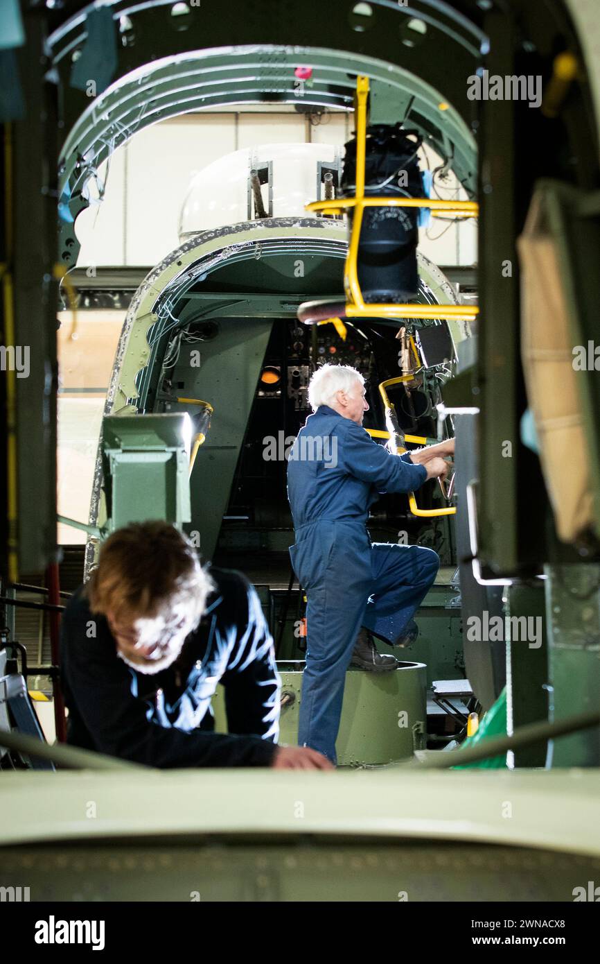 Das echte Airfix-Modell – der Lancaster-Bomber „Just Jane“ wird im Lincolnshire Aviation Heritage Museum East kirkby zerlegt Stockfoto