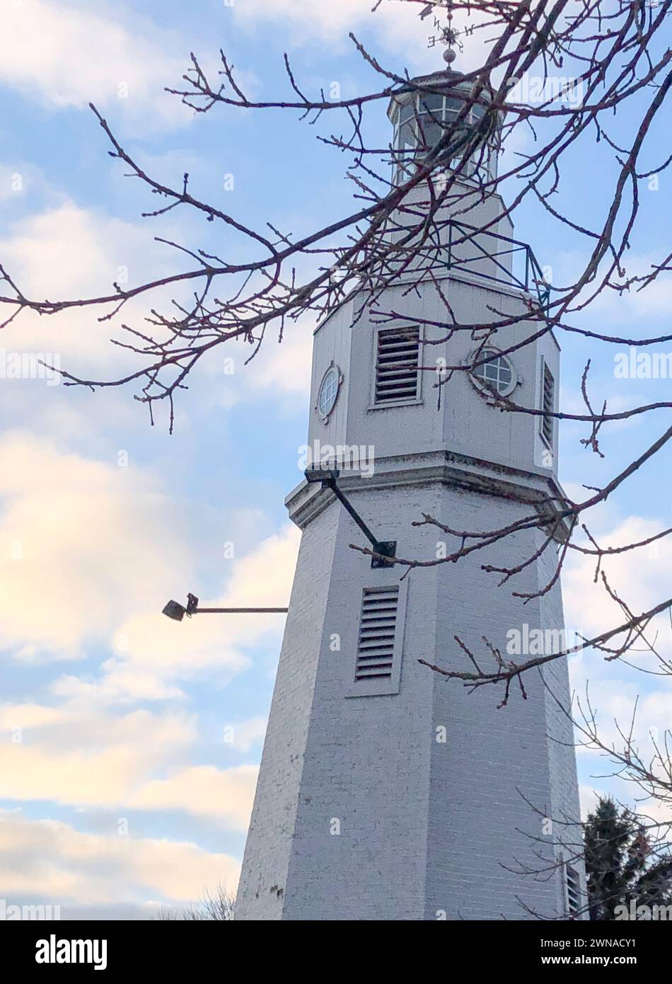 Leuchtturm mit blauem Himmel und Wolken. Leuchtturm mit Baumästen. Kimberly Point Park in Neenah, WI USA. Stockfoto