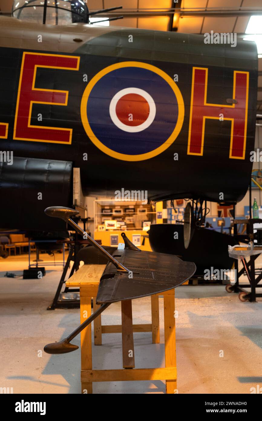 Das echte Airfix-Modell – der Lancaster-Bomber „Just Jane“ wird im Lincolnshire Aviation Heritage Museum East kirkby zerlegt Stockfoto