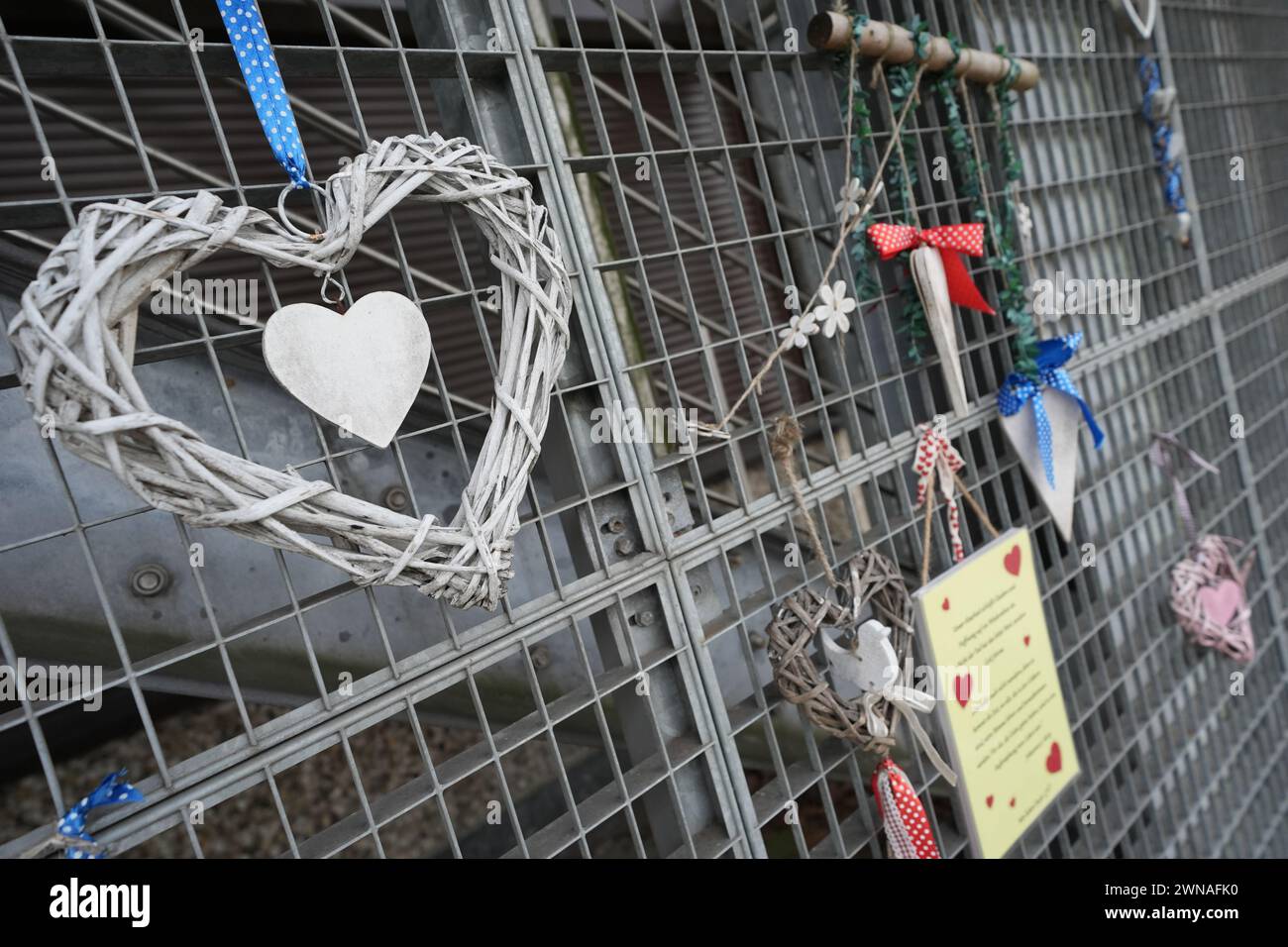 Hamburg, Deutschland. März 2024. Vor dem Eingang zum Königssaal der Zeugen Jehovas im Bezirk Alsterdorf hängen herzförmige Arrangements. Am 9. März 2024 jährt sich der Amoklauf eines ehemaligen Gemeindemitglieds. Der 35-jährige Philipp F. erschoss sieben Menschen, darunter ein ungeborenes Kind, und dann selbst. Nach Angaben eines Sprechers der Zeugen Jehovas nutzt die Gemeinde das Gebäude nicht mehr für Treffen. Quelle: Marcus Brandt/dpa/Alamy Live News Stockfoto