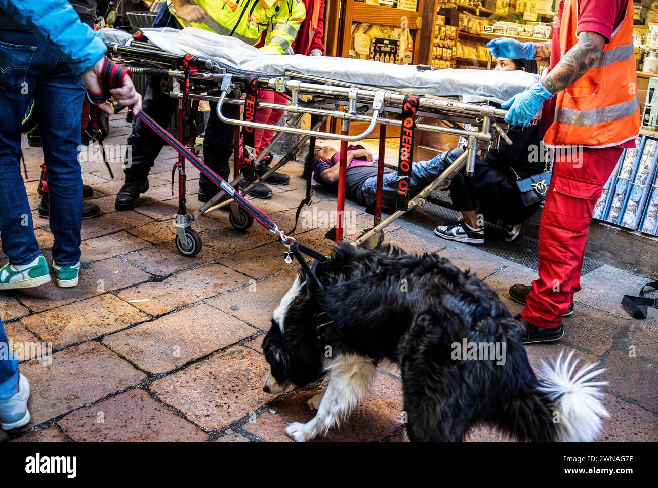 Eine düstere Reportage, die sich inmitten der Straßen von bologna entfaltet und die Menschlichkeit und Widerstandskraft in Notfällen erfasst - Frau erhält sofort einen Stockfoto