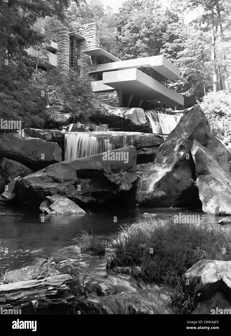Fallingwater, ein organisches Architekturhaus, das in den 1930er Jahren von dem Architekten Frank Lloyd Wright entworfen wurde, wurde teilweise über einem Wasserfall am Bear Run River im Mill Run Teil der Stewart Township, Pennsylvania, errichtet. (USA) Stockfoto