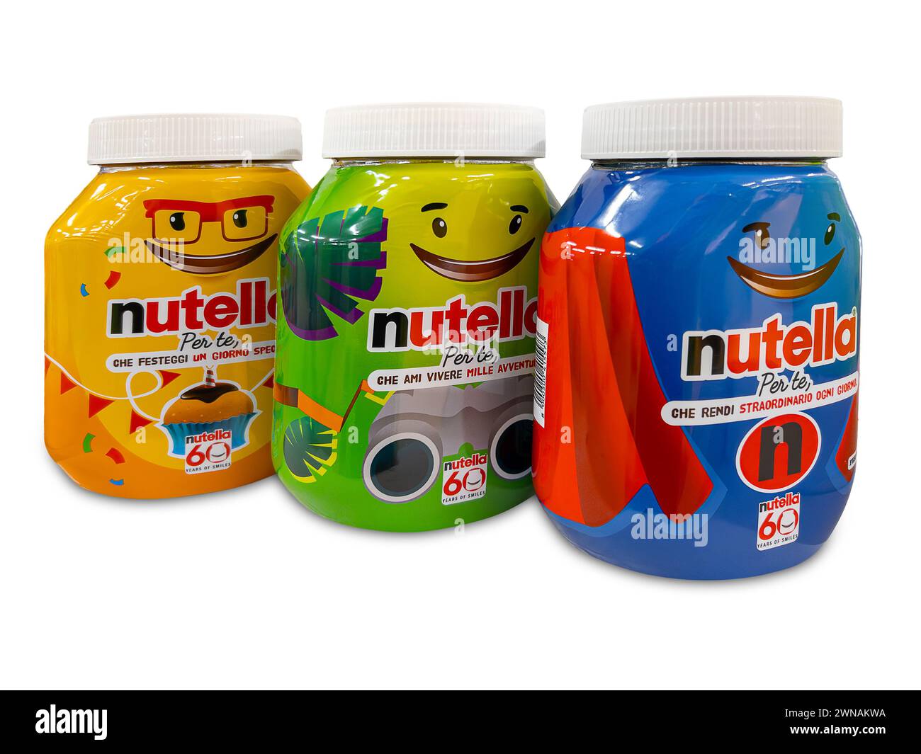 Italien - 29. Februar 2024: Ferrero Nutella in Gläsern Sammlung für 60 Jahre Nutella (1964-2024) 60 Jahre Lächeln. Isoliert auf weißem Beschneidungspfad Stockfoto