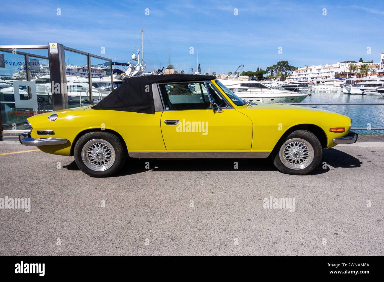 1979 Gelber Britischer Triumph Hirsch-Cabriolet, Parken In Vilamoura Marina, Der Algarve, Portugal, 21. Februar 2024 Stockfoto
