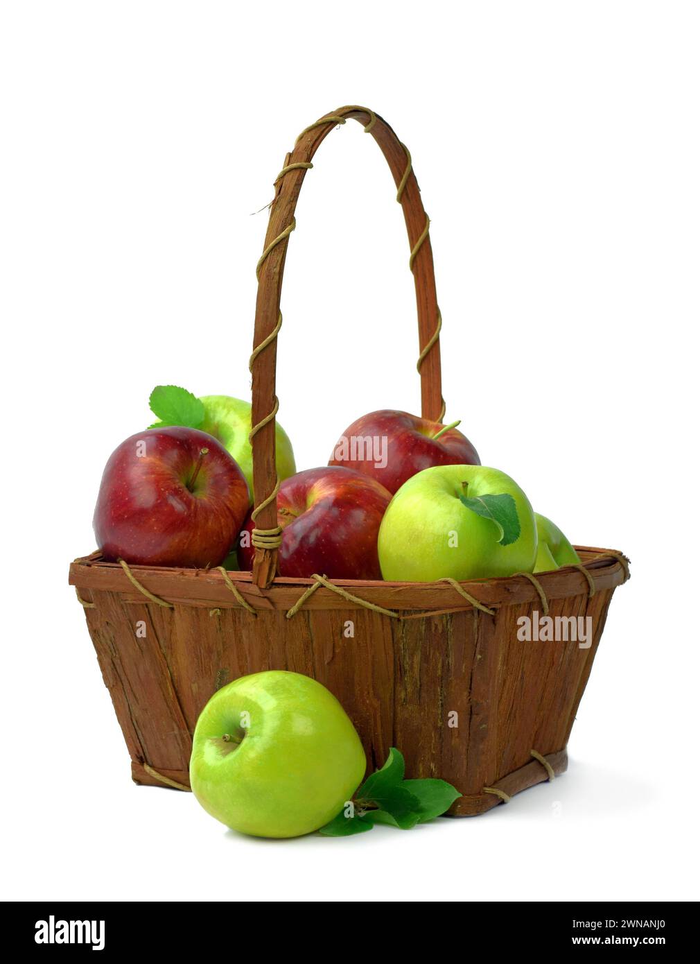 Reife Bio-Äpfel in einem Korb. Isoliert auf weißem Hintergrund. Duftende Früchte in einem Holzkorb. Stockfoto