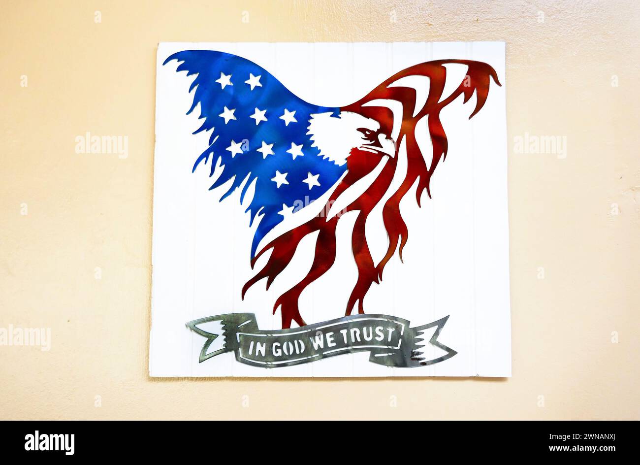 Patriotische Wandtafel mit einem Vogel der amerikanischen Flagge in einem lokalen Restaurant in einer kleinen Stadt in Nord-Florida. Stockfoto