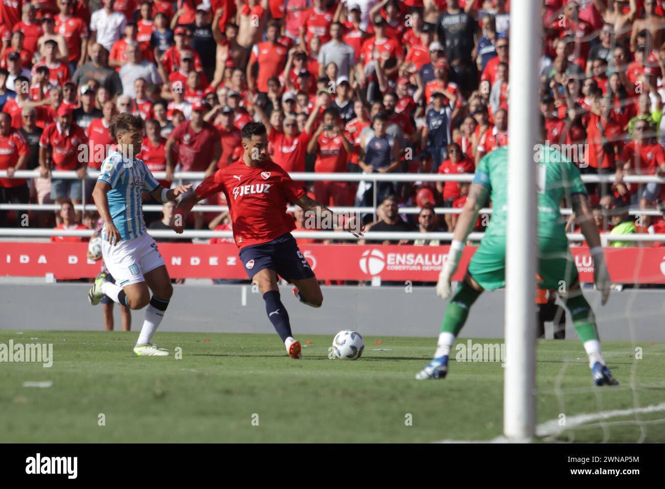 Avellaneda, Argentinien, 24. Februar 2024. Gabriel Avalos schießt während des Spiels zwischen Independiente und Racing Club ins Tor. Stockfoto