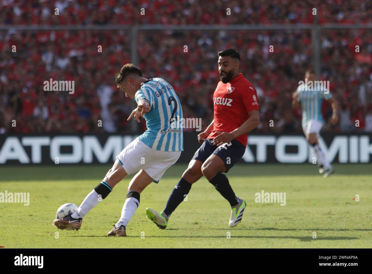 Avellaneda, Argentinien, 24. Februar 2024. Agustin Garcia Basso übergibt den Ball während des Spiels zwischen Independiente und Racing Club. Stockfoto