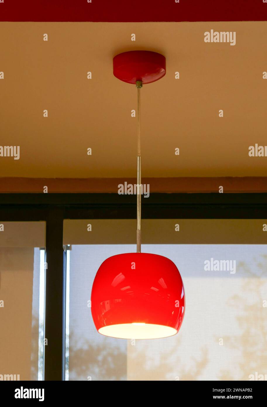 Licht hängt von der Decke eines Fast-Food-Restaurants in Florida. Stockfoto